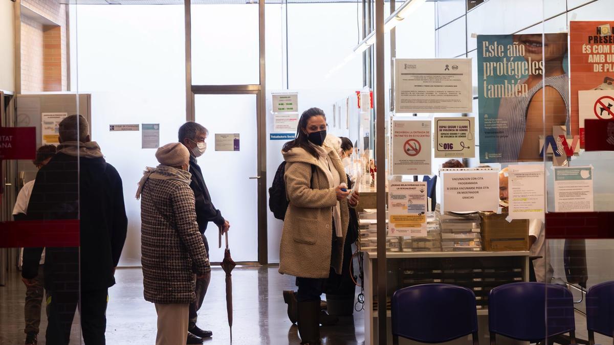 Si hay más de 15 días de espera no se puede pedir cita por la aplicación y hay que acudir de forma presencial.