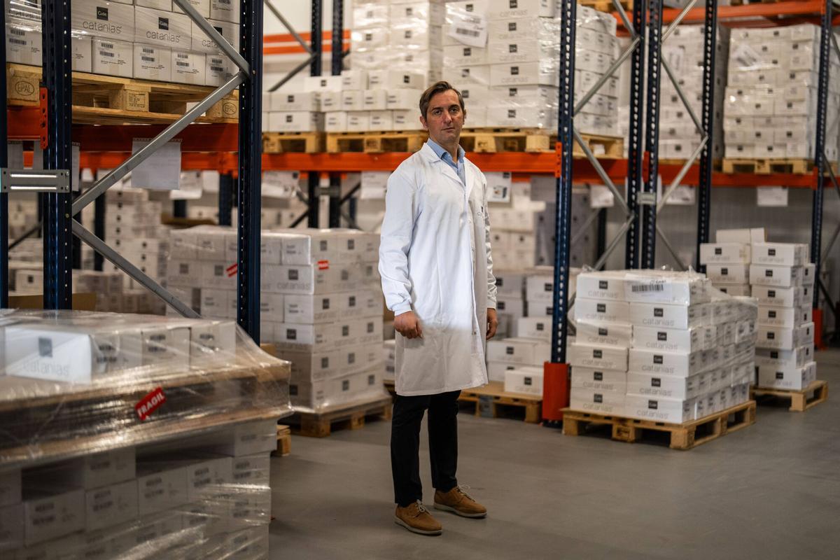 Moja (Olèrdola), 05/12/2025. ECONOMÍA. Oriol Llopart, miembro de la familia Cudié y heredero de la tradición de las emblemáticas catanias, posa en la fábrica rodeado del producto durante una jornada de trabajo. Foto: Zowy Voeten / El Periódico.