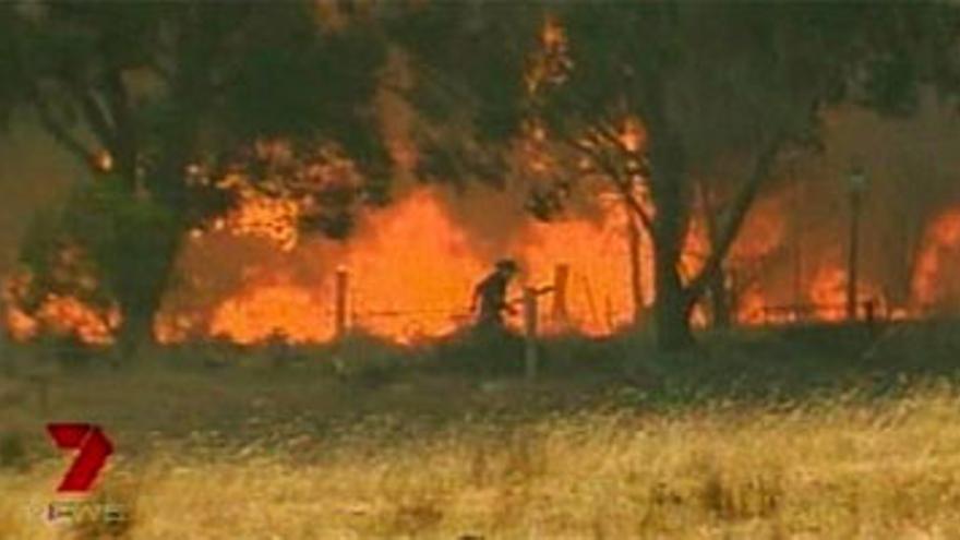 El viento reaviva el fuego en Australia