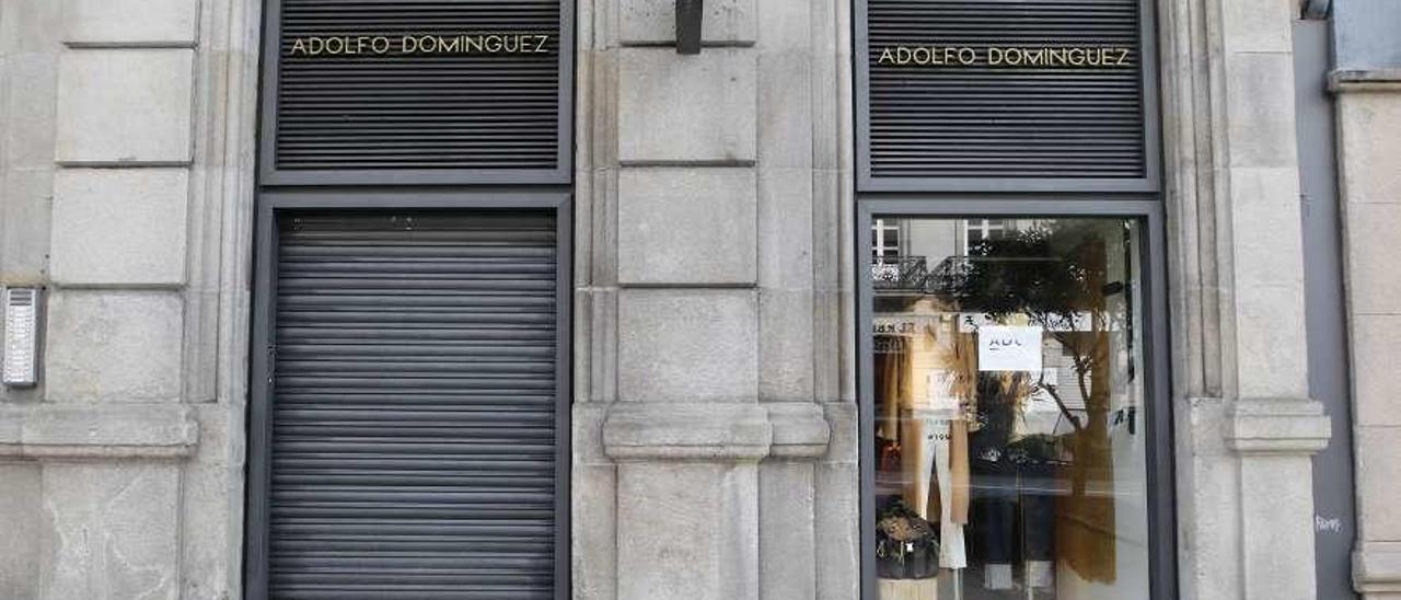 Fachada y escaparate de una de las tiendas de Adolfo Domínguez en Vigo. // Alba Villar