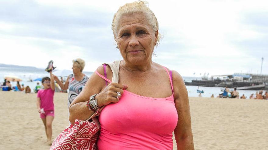 Catalina Jiménez después de disfrutar de su descanso en la playa.