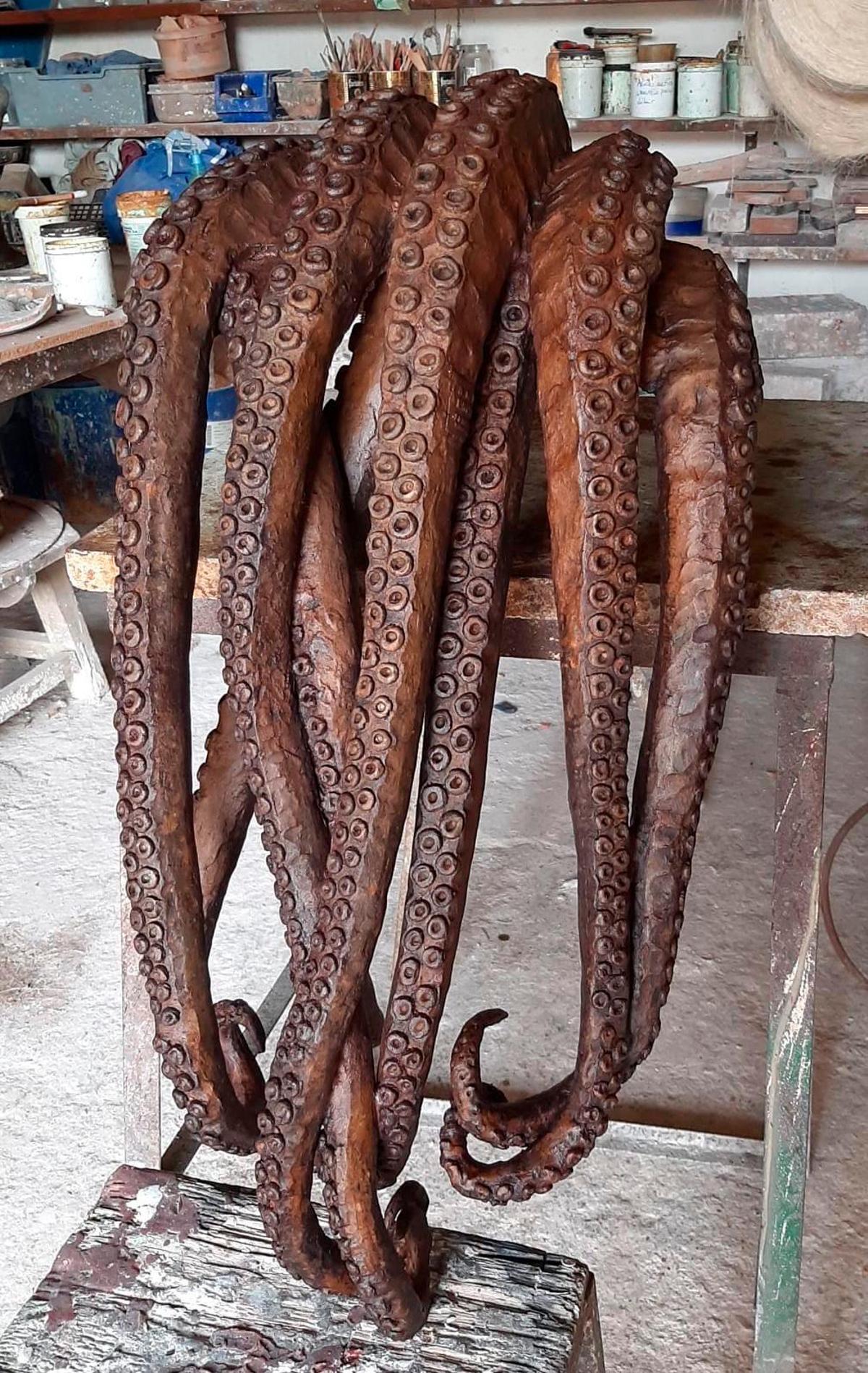 Un pulpo de un metro de alto, nueva creación del artista Cándido Pazos