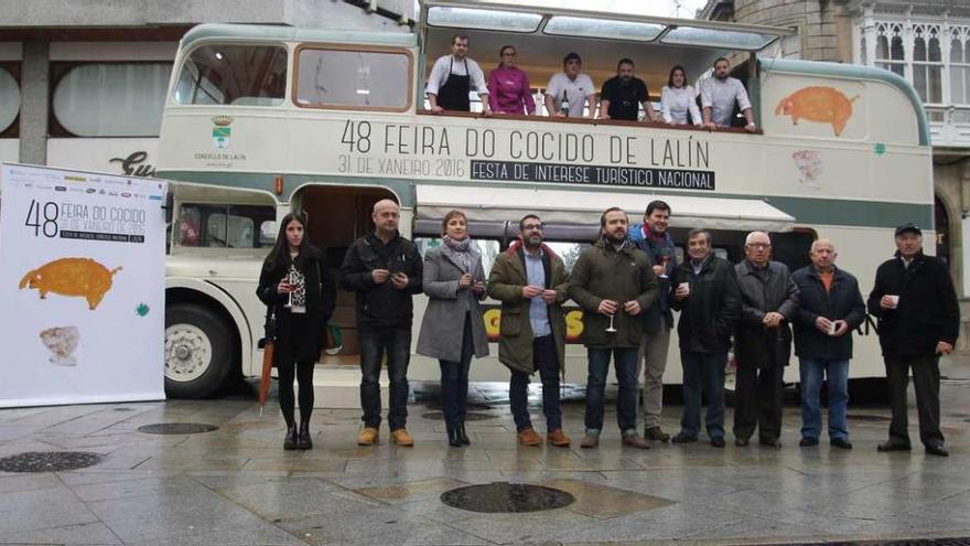 Miembros del grupo de gobierno y de la &quot;Peña do Porco&quot; delante del autocar, con los cocineros locales en su interior. // Bernabé/Gutier