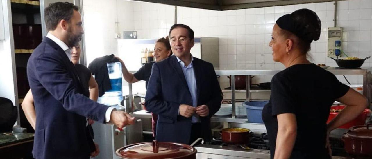 El ministro de Asuntos Exteriores, José Manuel Albares, y el candidato del PSOE, Dani Pérez, el jueves en la cocina del restaurante de Los Montes, en el que degustaron arroz caldoso.