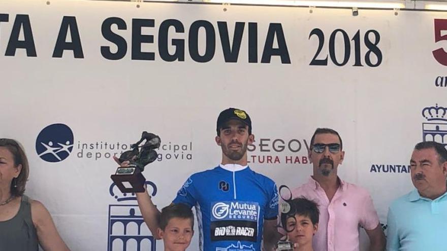 Eusebio Pascual, con el maillot azul de ganador de la Vuelta a Segovia