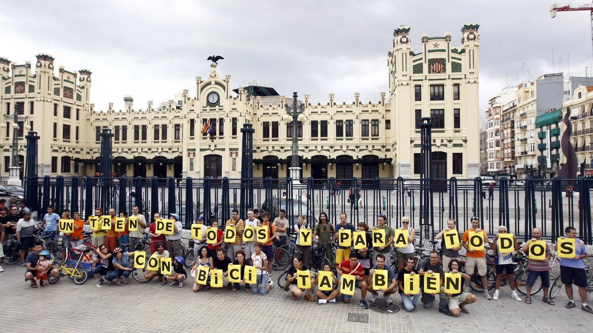 Bicifestación organizada en València en 2008 para reivindicar la opción &quot;bici+tren&quot; en los trenes de media distancia.