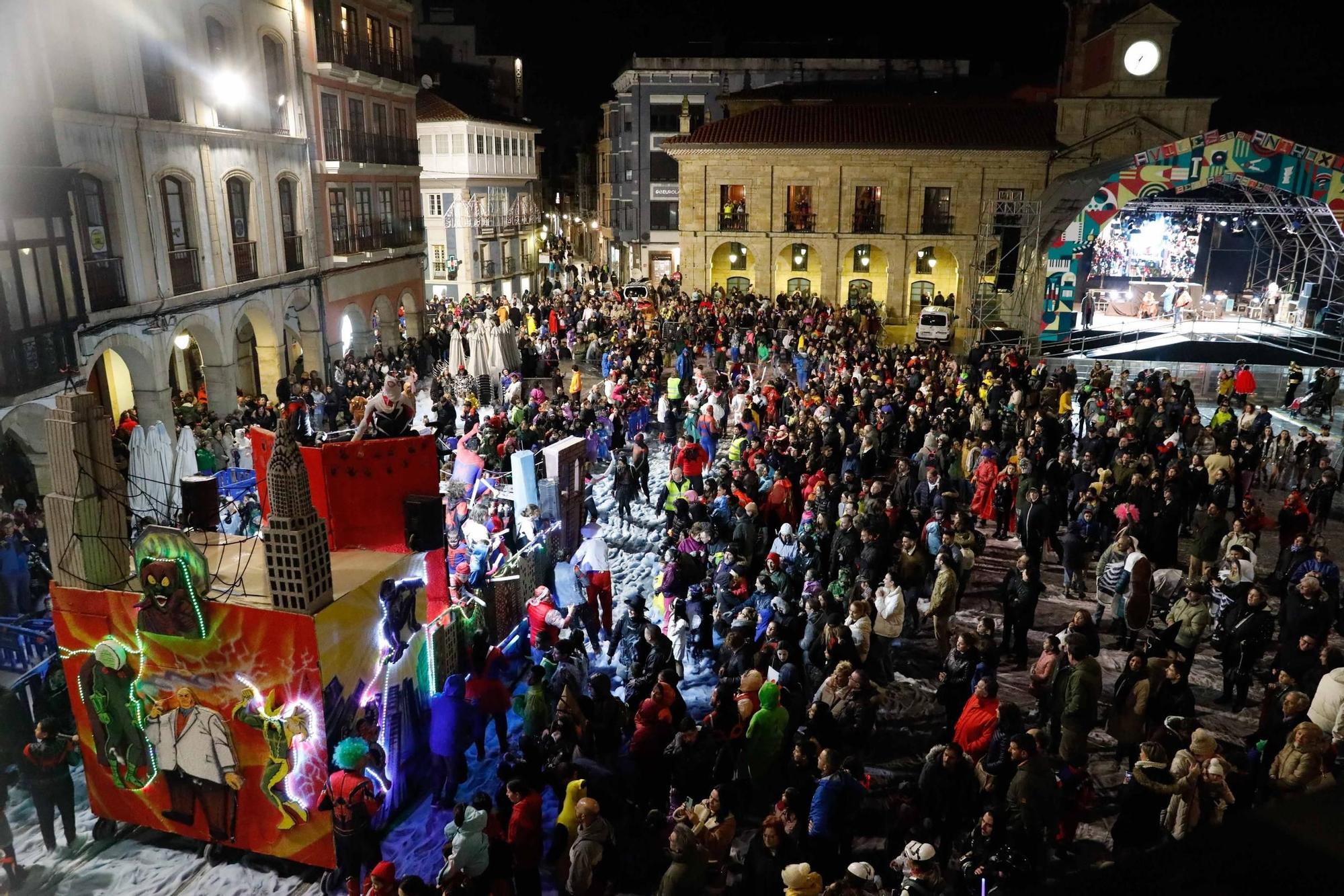 EN IMÁGENES: La noche del Descenso de Galiana en Avilés, puro derroche de imaginación