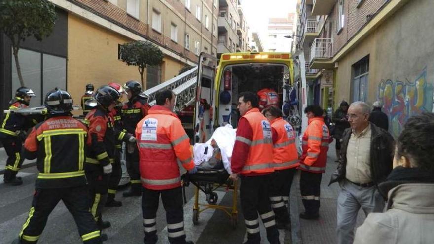 Los bomberos evacuan por la ventana de un piso a un varón inmovilizado tras caerse