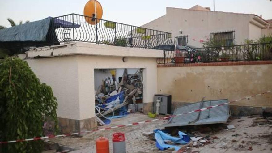 Dos heridos al derrumbarse un techo mientras se bañaban en una piscina