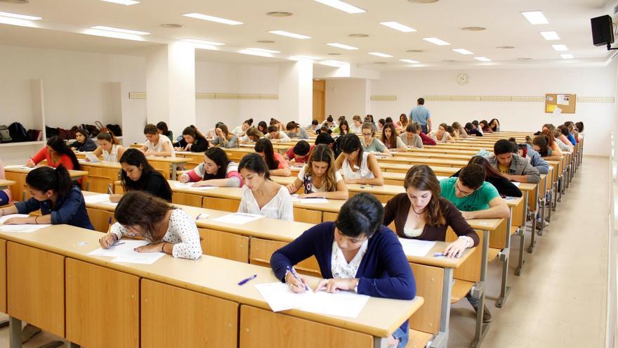 Alumnos universitarios en un examen. / El Correo