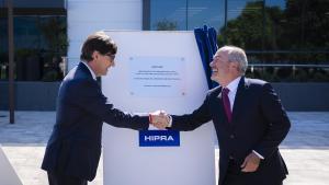 El presidente de la Generalitat, Salvador Illa (i), y el presidente de Hipra, David Nogareda (d), durante la inauguración de la nueva planta.