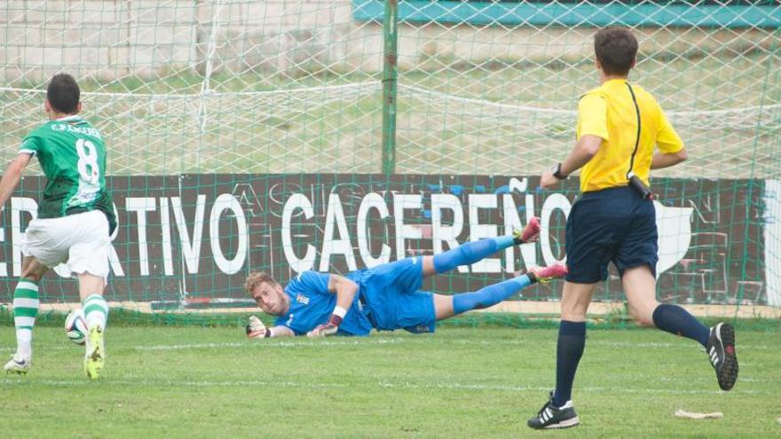 Instante en el que Limones despeja y Piojo, atento, anota el 1-0 en el marcador.