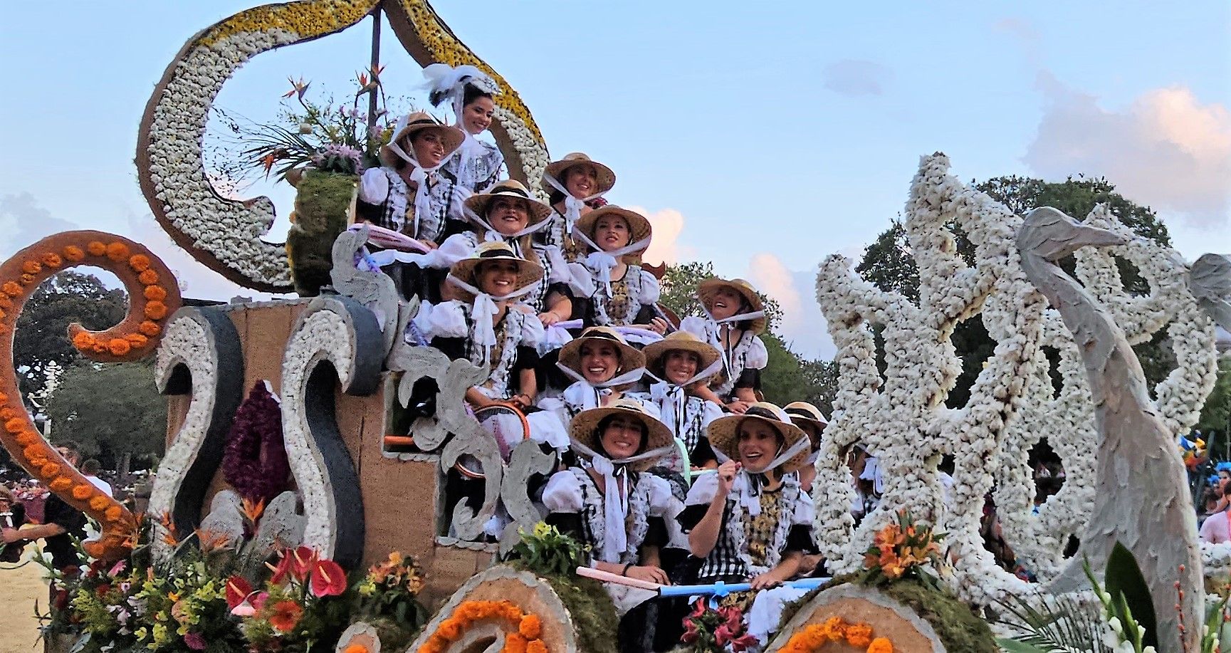 La Batalla de Flores reúne a las falleras de 2022 y 2023