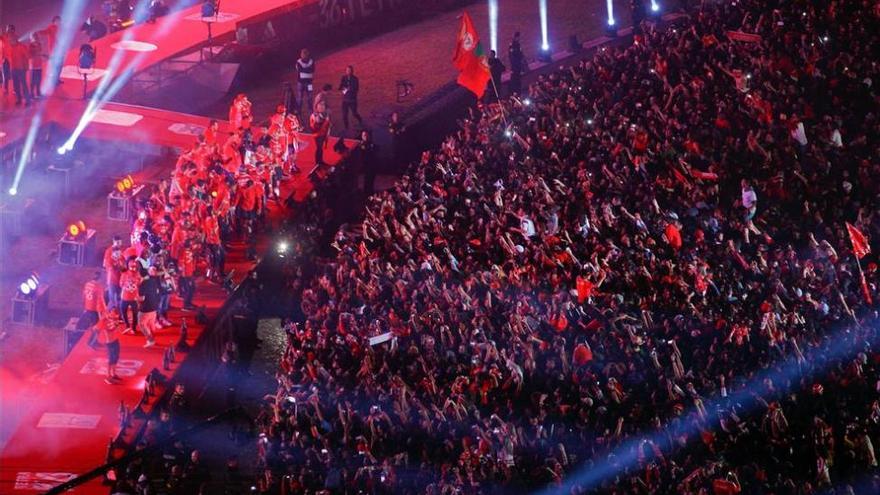 Centenares de aficionados reciben al Benfica en Lisboa