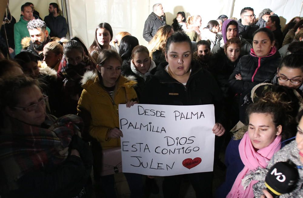 Los vecinos del pueblo dan su ánimo y apoyo a la familia del pequeño Julen, en las últimas y decisivas horas de su rescate. Unas 200 personas han cantado y rezado por el pequeño y por los mineros