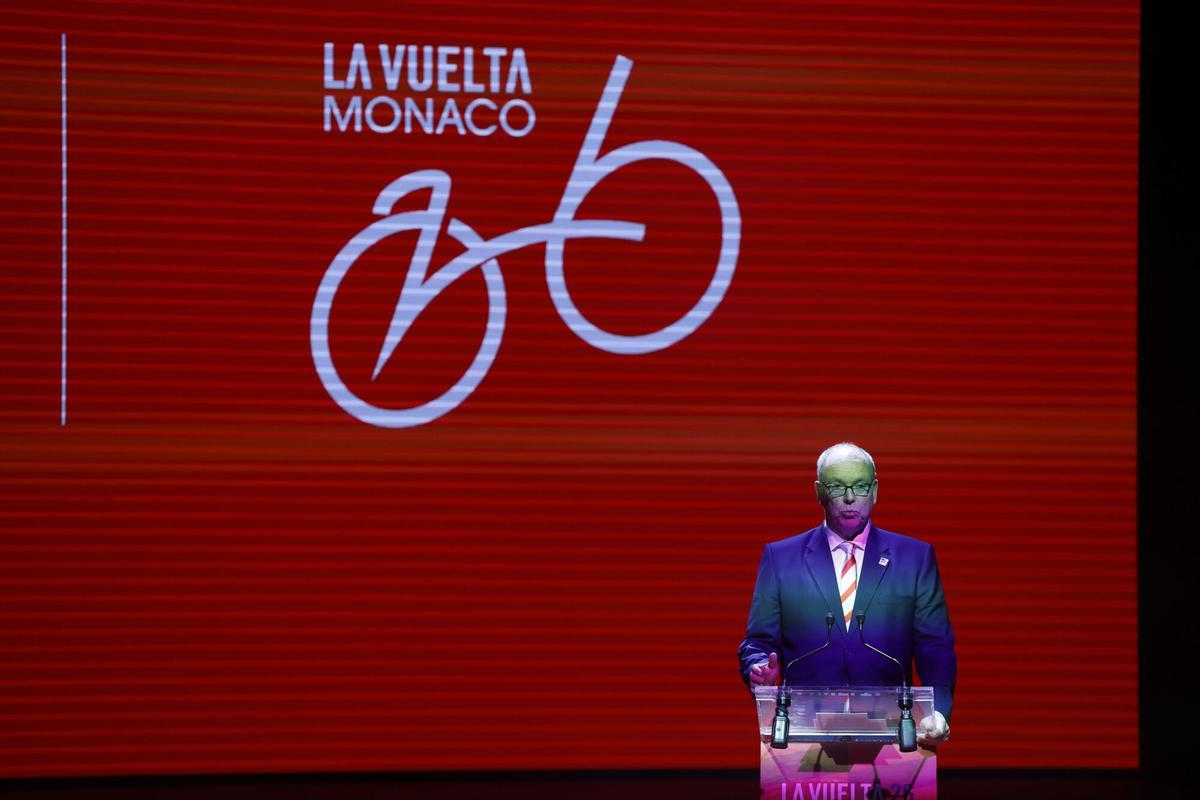 El Príncipe Alberto II de Mónaco interviene durante la ceremonia de presentación del recorrido de la Vuelta a España 2026