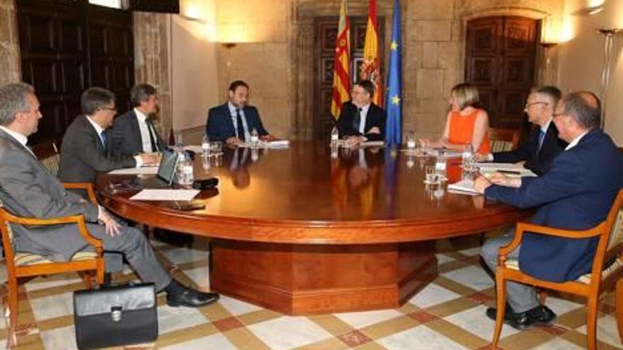 Un momento de la reunión del ministro Ábalos con el presidente Ximo Puig, ayer en València.