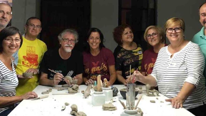 Representantes del Guaix participan en un taller de cerámica