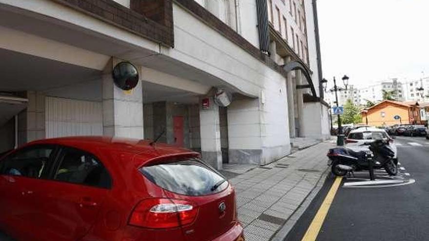 Un coche, en la entrada de un garaje de la calle Gaspar García Laviana, en Villafría.