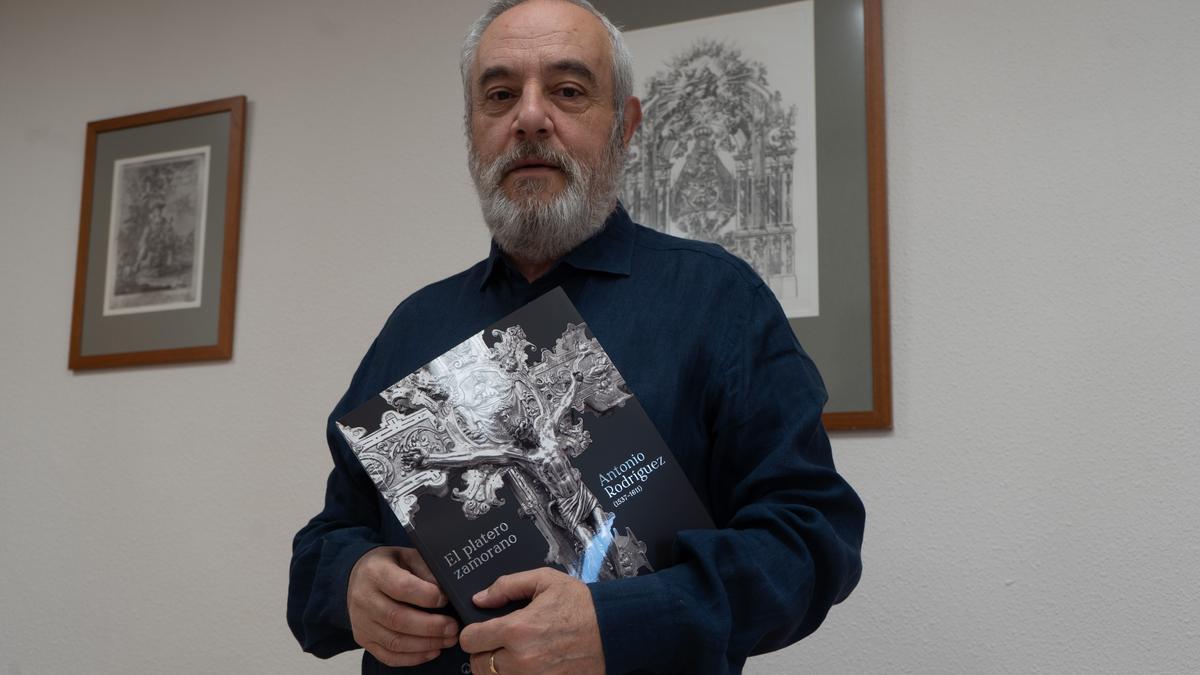 José Ángel Rivera de las Heras con el volumen sobre Antonio Rodríguez.