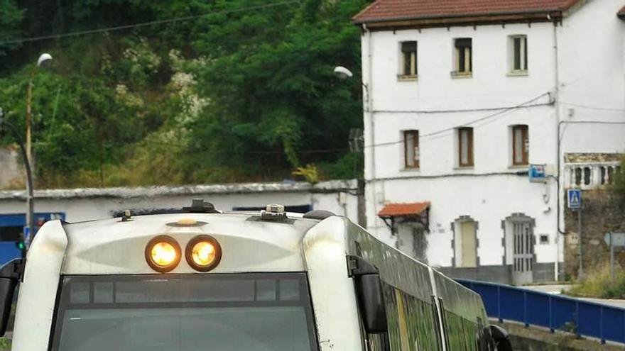 Un tren de Feve, circulando por Moreda.