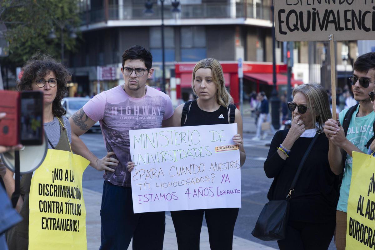 Protesta por el atasco en la administración para homologar los títulos universitarios de miles de extranjeros.