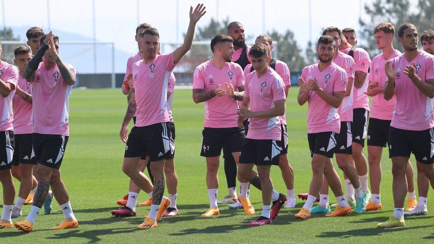 Los jugadores celestes aplauden a los aficiondos que se desplazaron ayer a la ciudad deportiva.  | // ALBA VILLAR