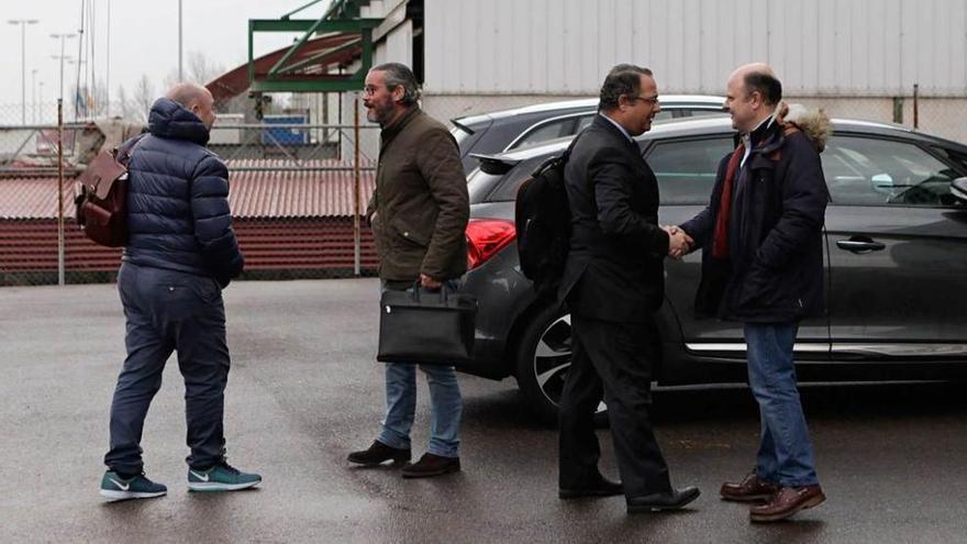 El administrador concursal, Fermín Landeta, segundo por la izquierda, y el economista Ángel Triana Toribio, tercero, saludando a sindicalistas a su llegada ayer a Gijón Fabril.