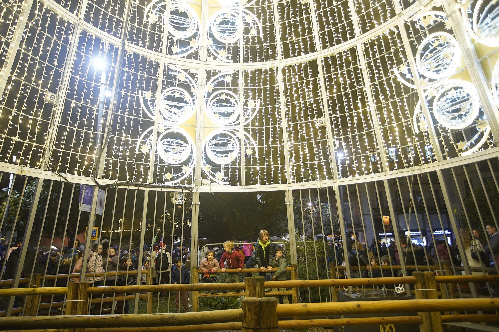 La màgia de Nadal atura la pluja i encén els llums a Girona