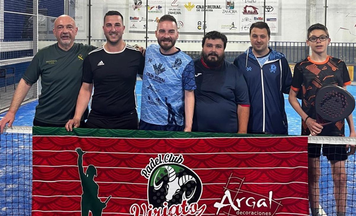 El equipo Decoraciones Argal de Viriatos Pádel Club posa para las cámaras. | CEDIDA