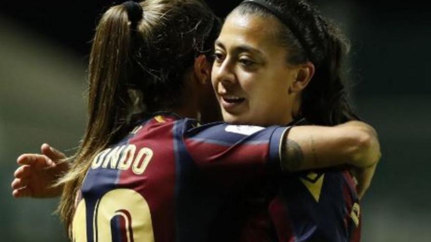 Paula Fernández s’abraça amb la golejadora Redondo | LA LIGA