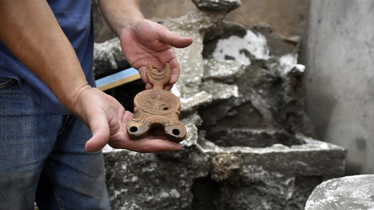 El yacimiento arqueológico de Pompeya (sur de Italia) no deja de sorprender y hoy anunció el descubrimiento de varios apartamentos propios de la &quot;clase media&quot; con armarios llenos de objetos cerrados desde la erupción que arrasó la ciudad hace dos milenios