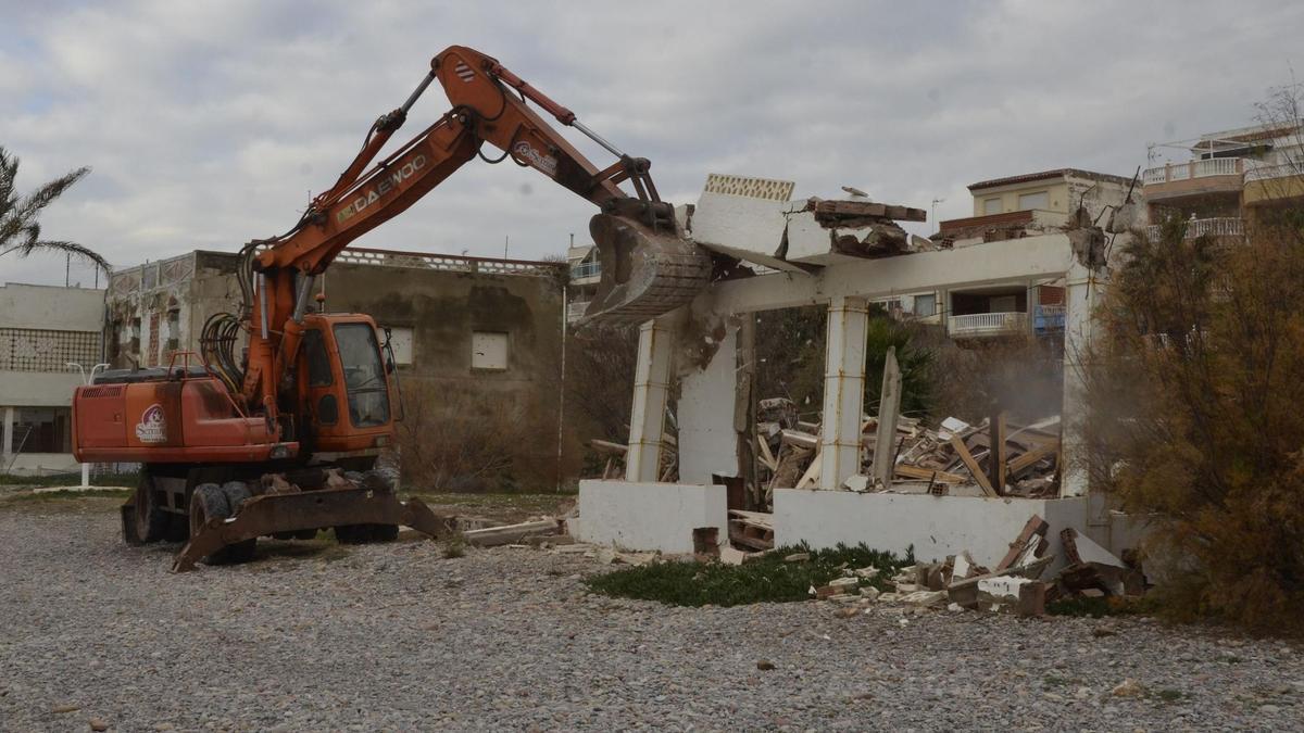 Derribo de una vivienda en la playa de Moncofa.