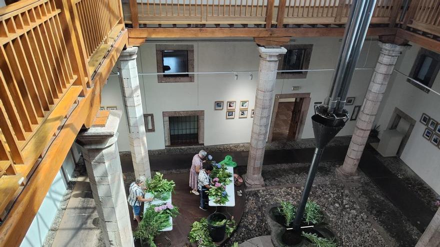 Mujeres por Grado enrama la fuente del patio del palacio Miranda-Valdecarzana para celebrar San Juan