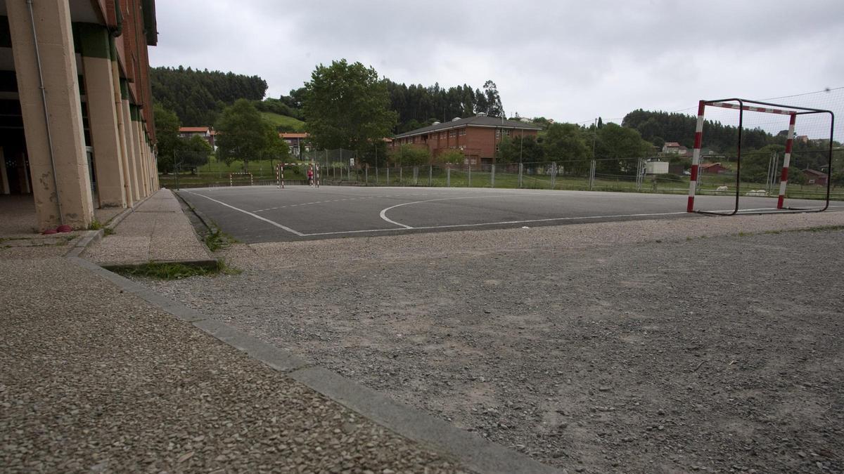 Exteriores del colegio colegio El Vallín en Piedras Blancas.