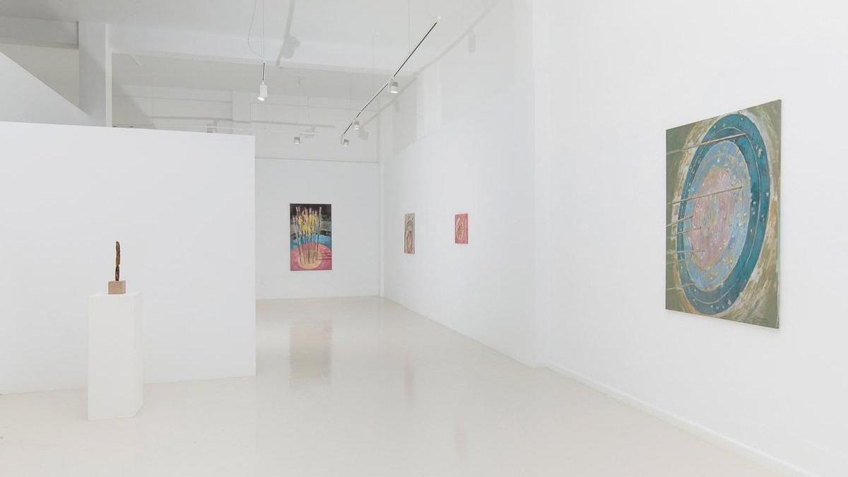 Un detalle de la sala con las obras de Nazco.