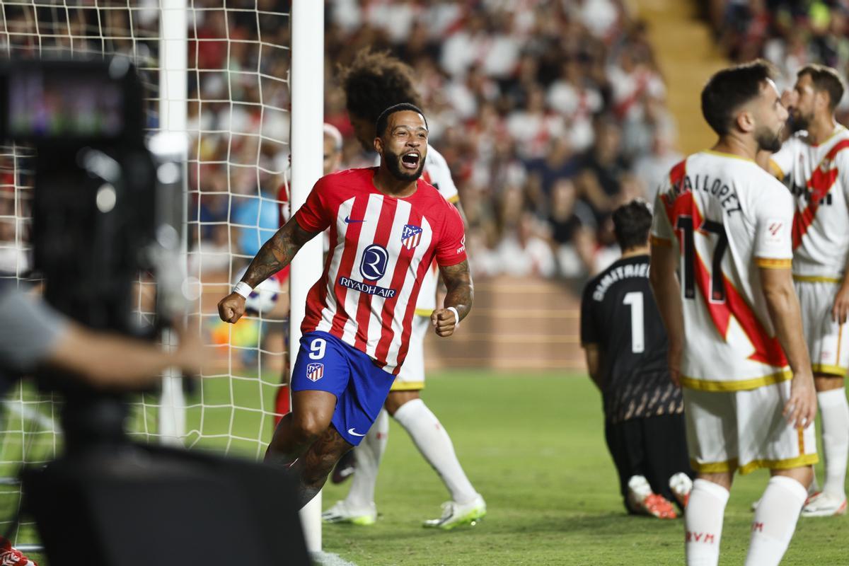 Memphis Depay celebra su gol en Vallecas antes de ser sustituido por lesión.