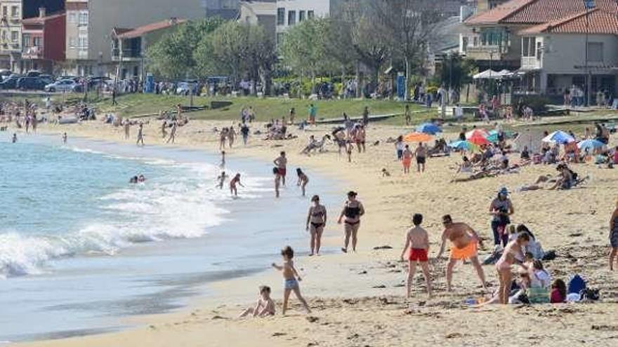 El buen tiempo atrajo visitantes a las playas de la comarca. // G.Núñez