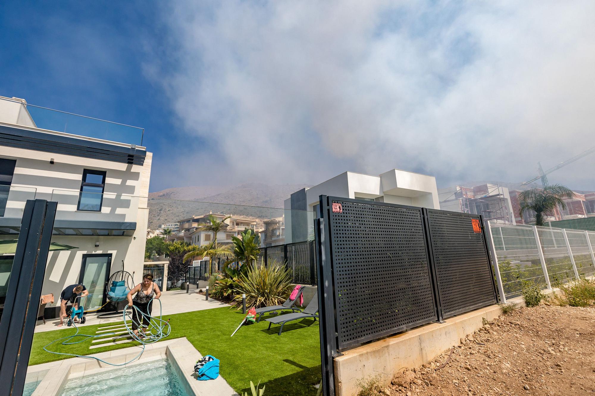 Incendio en Finestrat junto a la urbanización Sierra Cortina y el vial a Terra Mítica