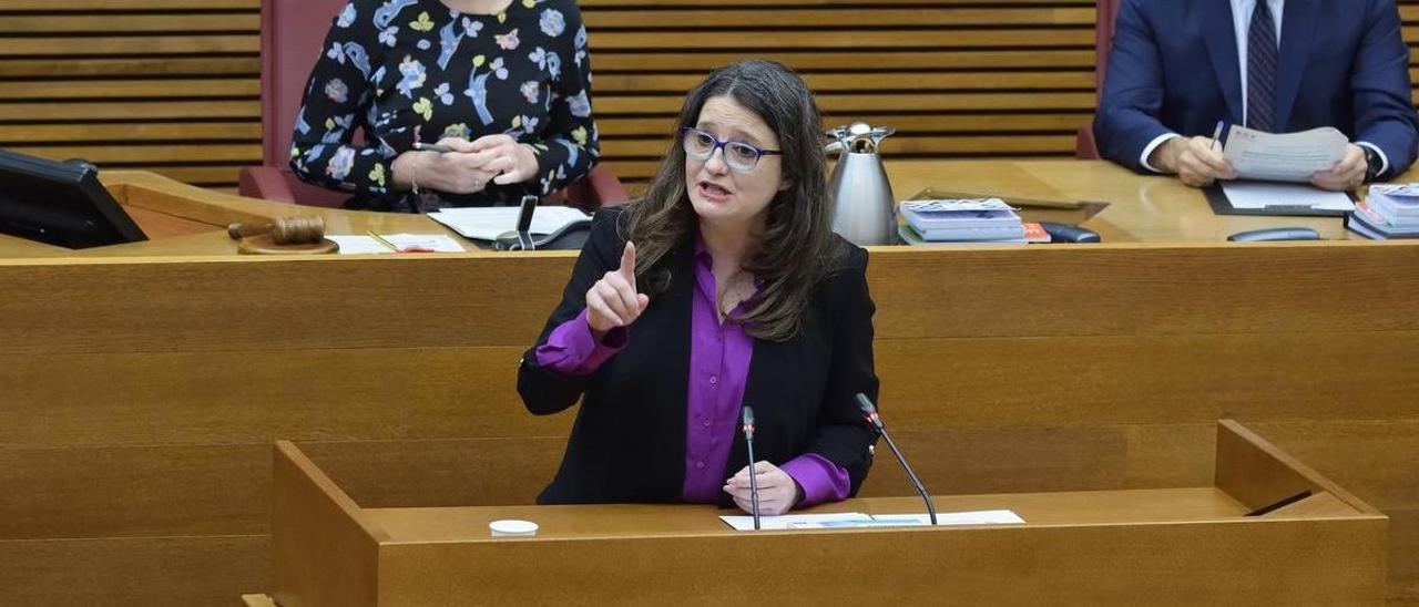 La vicepresidenta del Consell, Mónica Oltra, interviene en las Cortes.