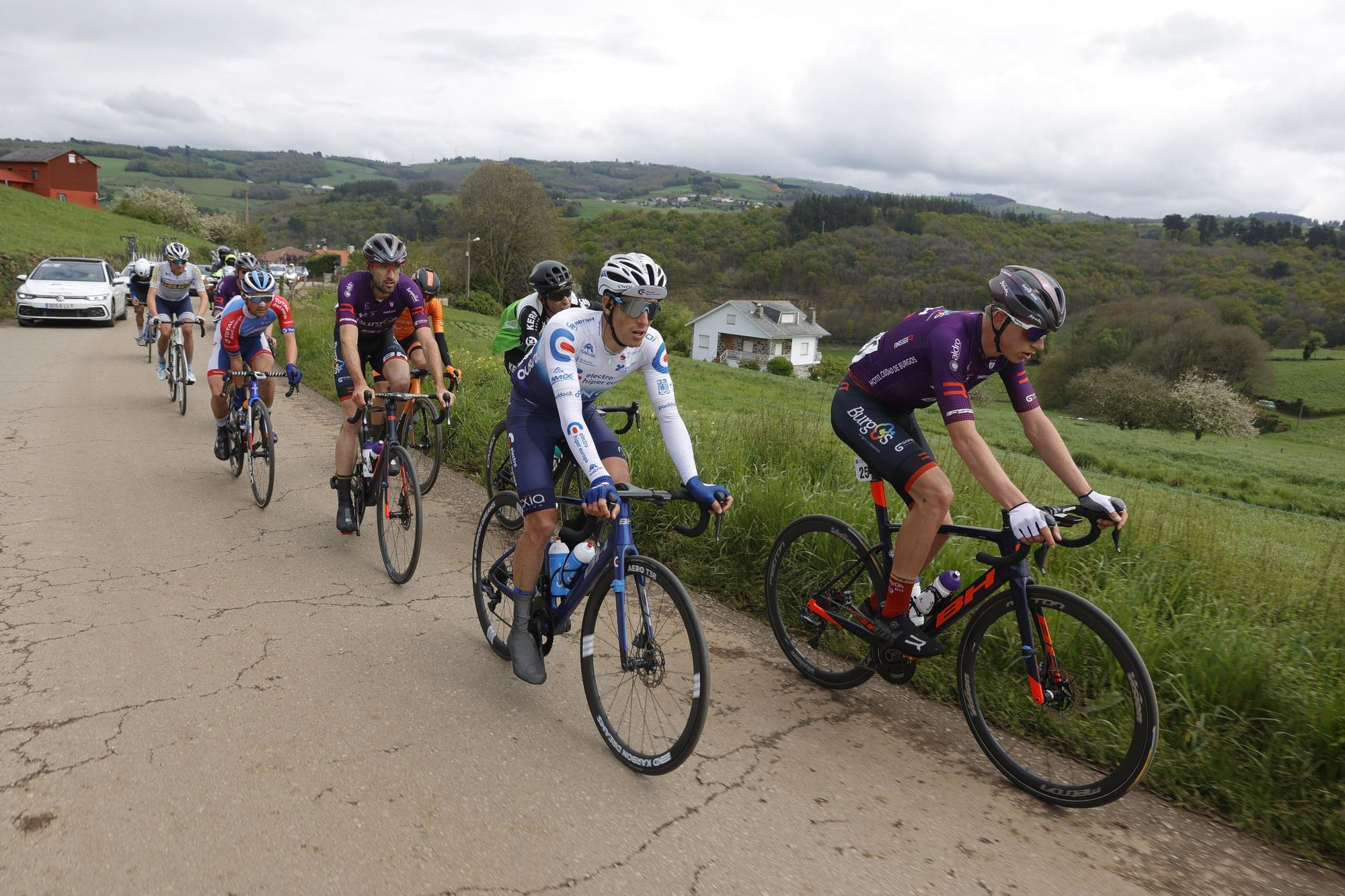 La segunda etapa de la Vuelta Ciclista a Asturias, en imágenes