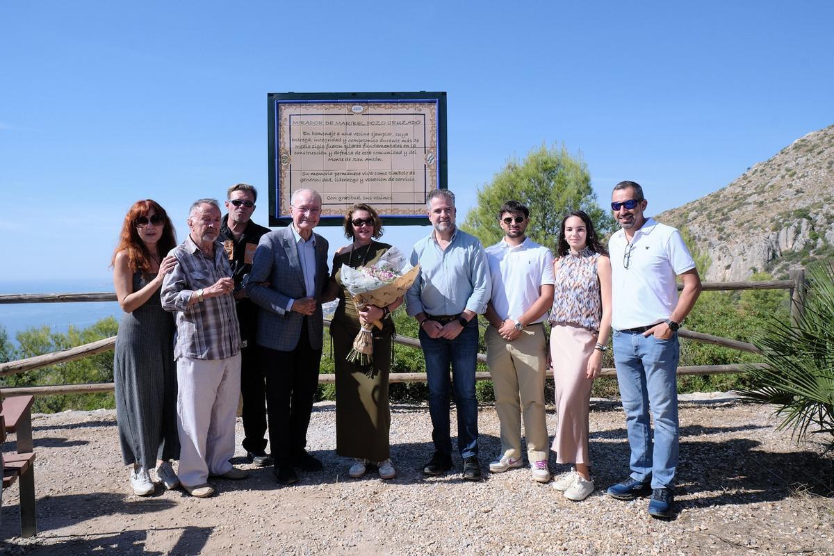 El alcalde de Málaga y el concejal Carlos Conde, con la familia de Maribel Pozo, en el Mirador del San Antón que lleva ya su nombre.