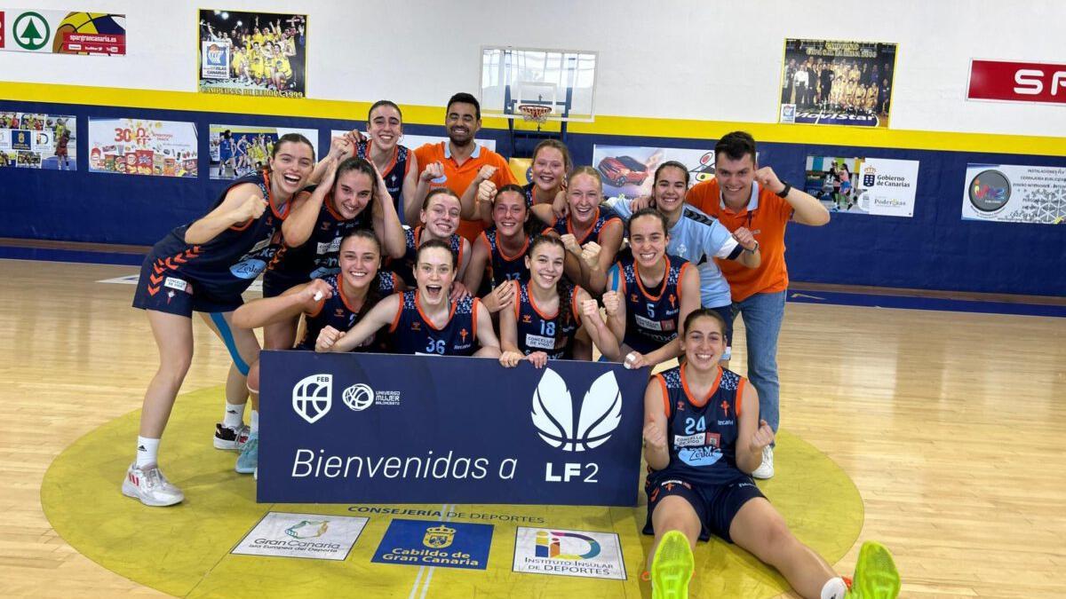 Plantilla y cuerpo técnico, celebrando la victoria sobre el Gramanet.