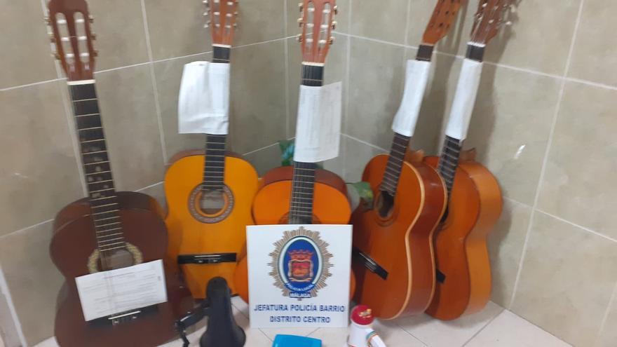 Guitarras intervenidas por la Policía Local de Málaga en una semana, en la que se ha denunciado a 31 personas por hacer ruido en la vía pública y alterar el descanso vecinal