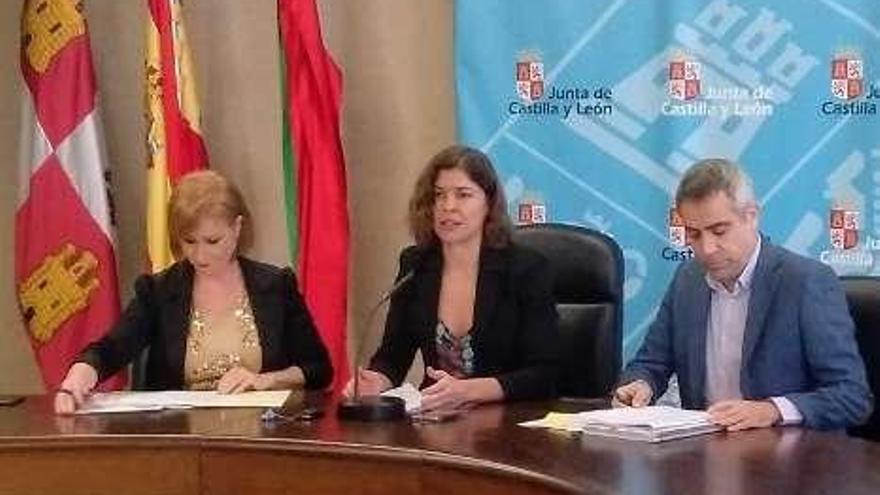 Clara San Damián (centro), con técnicos de la Junta en la reunión de la comisión de seguimiento del convenio.