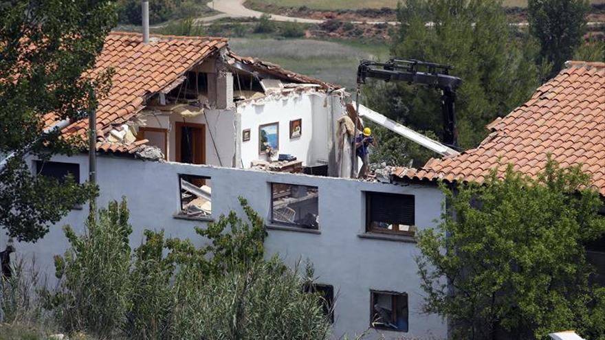 El derrumbe de una casa atrapa a dos albañiles que resultan graves