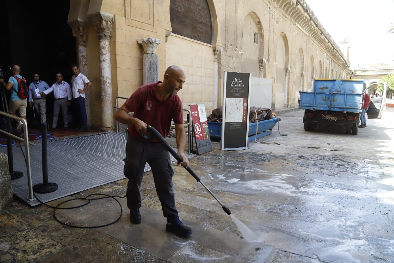 Tras el incendio: las imágenes de la zona afectada por el fuego en la Mezquita-Catedral