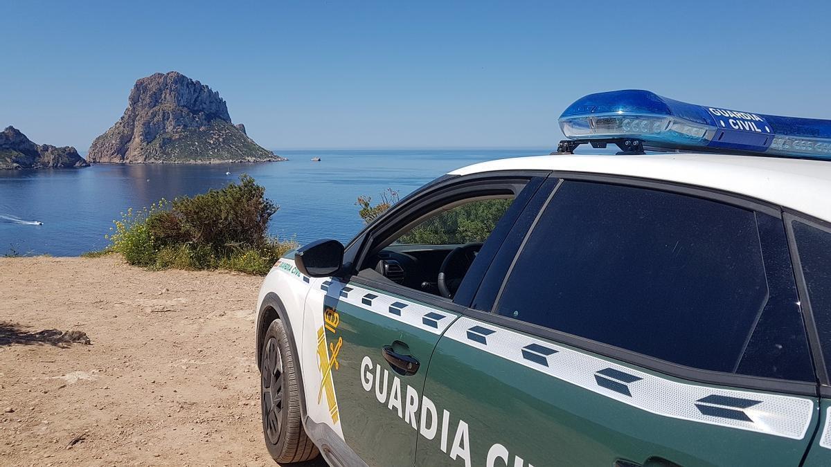 A Civil Guard patrol car in front of Es Vedrà.
