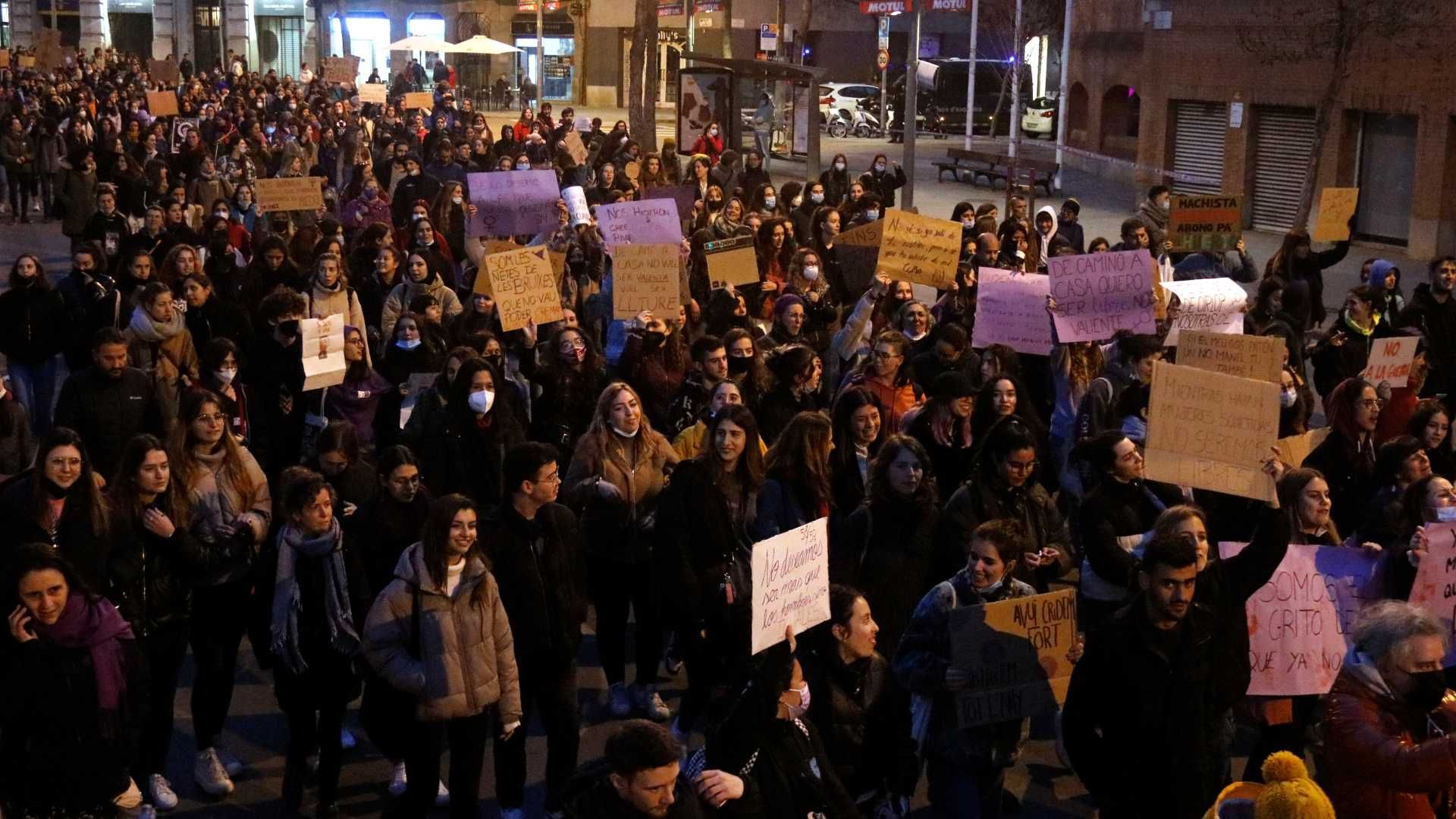 Més de 1.500 persones participen en la manifestació feminista del 8-M a Girona