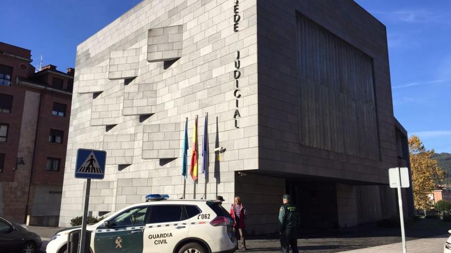 El padre del presunto homicida, frente a los juzgados de Villaviciosa esta mañana tras pasar a disposición judicial los detenidos